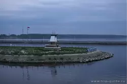 Декоративный кораблик перед Череповецким гидроузлом